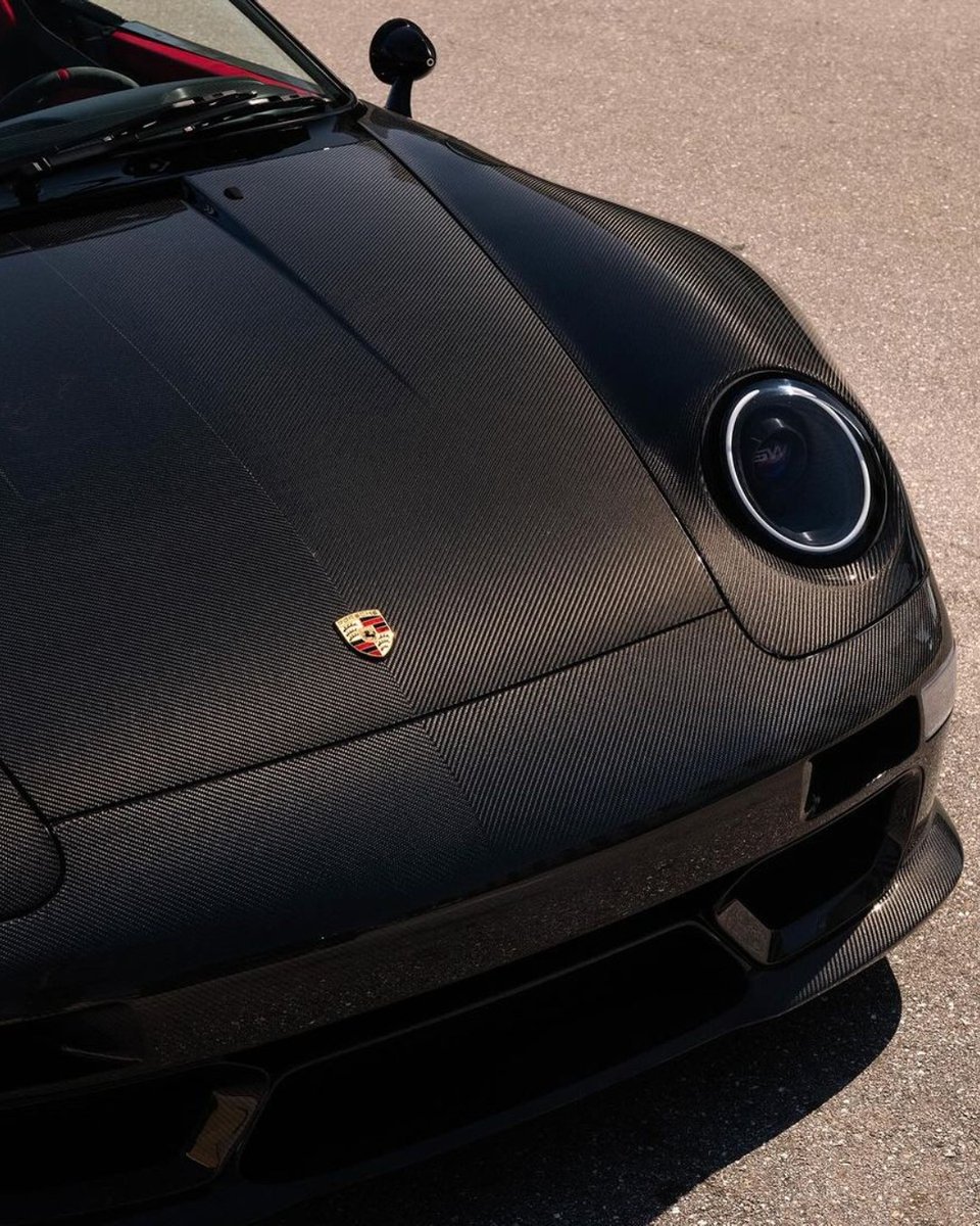 duPontREGISTRY's tweet image. 1995 Porsche 911 Speedster Remastered by Gunther Werks | Now available

This example by Gunther Werks is the essence of bespoke performance — a masterfully reimagined 993 with widened carbon-fiber bodywork, performance-tuned dynamics, and a commanding presence that blends classic