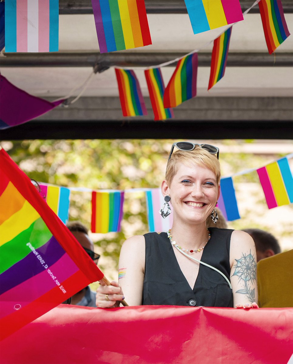 Was verdient eigentlich so eine Queer-Beauftragte der Bundesregierung? Als sächsische Landtagsabgeordnete erhält die SPD-Politikerin Sophie Koch eine Diät von 7.315,70 Euro monatlich. Die Kostenpauschale für die Abgeordnete liegt bei 4.054,93 Euro. Als Queer-Beauftragte kommt