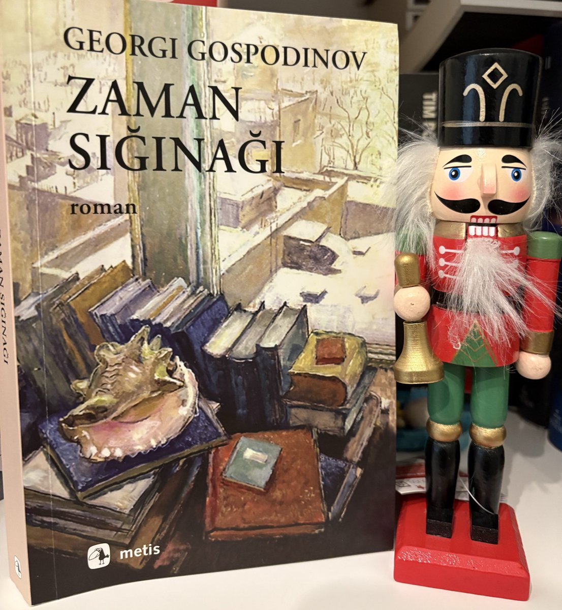 “Aşk zamanı sona ermişti ,nefret zamanı geliyordu.
   Nefret gayrisafi yurtiçi hasıla olsaydı bazı ülkelerde refah seviyesi yakında tavan yapardı.”
( Zaman Sığınağı _ Syf : 119 _Yzr: Georgi GOSPODINOV 🖊️📚)