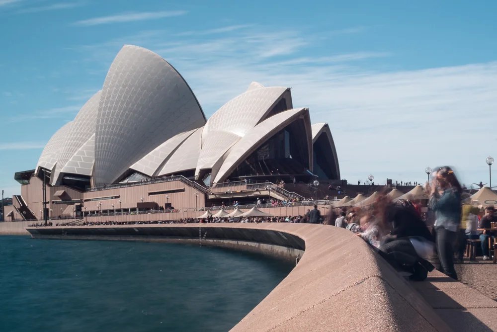 delucca's tweet photo. The Opera House in Sidney, Australia.
The Opera House in Oslo, Norway.
National Theatre in London, UK.
National Theatre in Prague, Czech Republic.

Os gringos descobrindo o brutalismo, sabe.