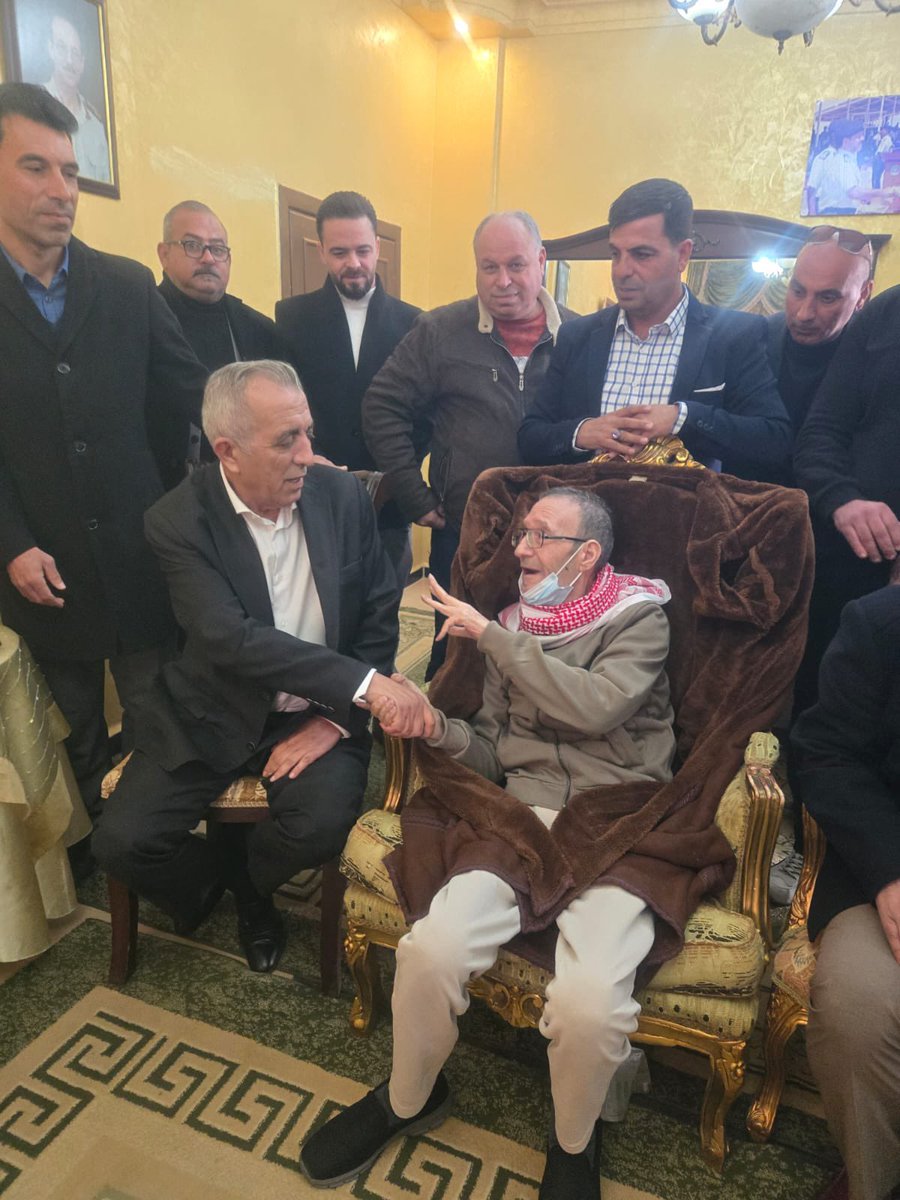 mostafa59625937's tweet photo. ضمن الجولة الميدانية في الرمثا زرت اليوم الخميس شاعر الشبيبة، الفنان غازي مياس الذي كان له حضور في وجدان الأجيال بمشاركاته الموسيقية وأنغامه الشجية التي رافق فيها الأغنية الشعبية والوطنية بألحانه العذبة، فضلا على اهتمامه ومعرفته بالتراث وتدوينه، وحكايات الأغاني ومناسباتها، والتي جعلت مرجعا في تاريخ الأهازيج الأردنية..
القامات الوطنية في مختلف الحقول تبقى أبدا في ذاكرة الأجيال والوطن.