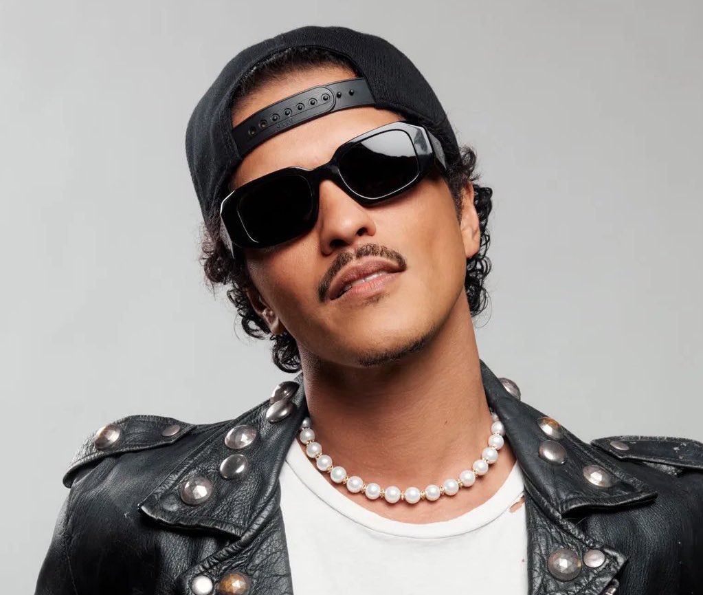 FrenchRapUS's tweet image. 🚨 INCROYABLE ! 

10 ANS APRÈS SON DERNIER PROJET, BRUNO MARS ANNONCE LA SORTIE DE SON NOUVEL ALBUM ET 2 STADE DE FRANCE 🤯

LA RELÈVE DE MICHAEL JACKSON.