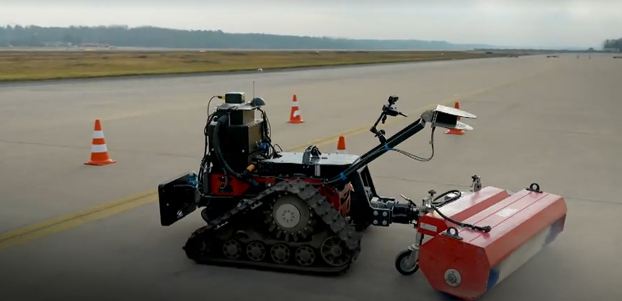 robotmakersgmbh's tweet photo. Before Christmas, @swr3 visited our partner @FraportAG to learn about automated snow clearing on ILS glide paths🛬
We showed our robot with teach&amp;plan system for fully autonomous ops🦾
See full story (minutes 8:00 through 11:05):

https://t.co/7vGSIRl1w6 https://t.co/cl8mZxMIu1