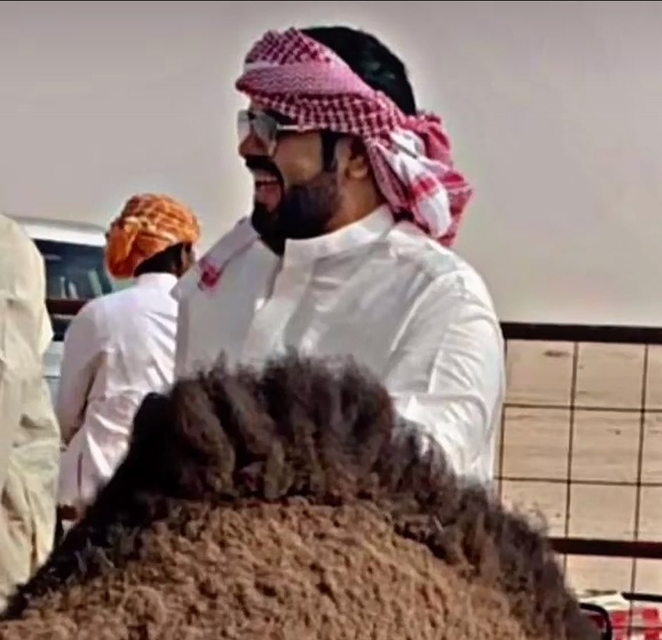 يجيبها دون ربعه فالنهار الكبير
ما باعها للفضوول وصار حلاقها

#احمد_قعيد