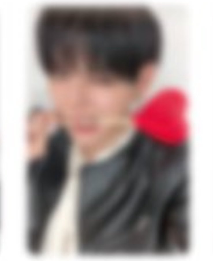 이 얼굴로 이런 포카 찍어내셨다고....?