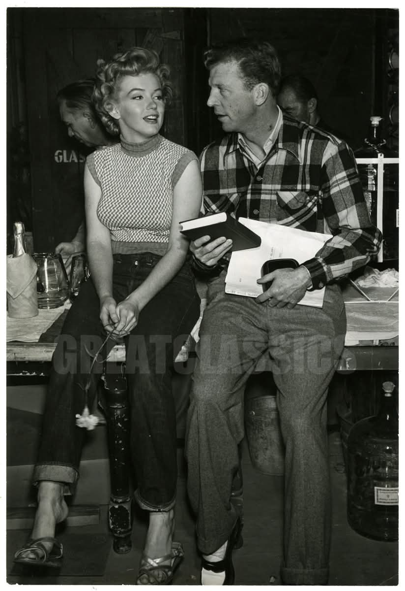 Clubpassionmar2's tweet photo. Bonne journée de jeudi.
Have a sweet Thursday.
Bonne et heureuse année. Happy New Year.

#marilynmonroe #Marilyn #clubpassionmarilyn #DBTK #DontBotherToKnock #troublezmoicesoir https://t.co/zZwVnRGKsg