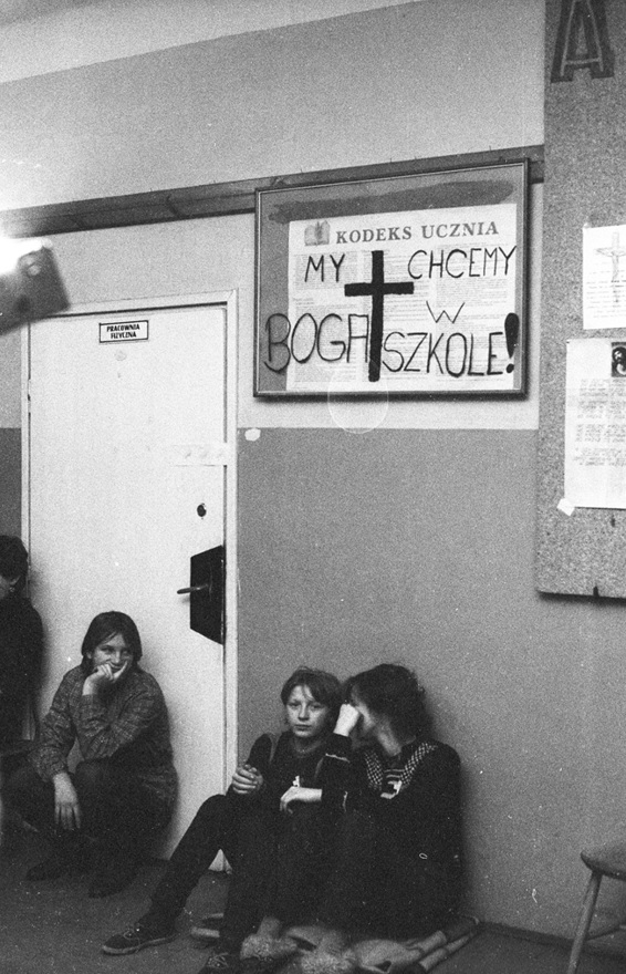 Dwa słowa o analogiach i różnicach pomiędzy Monachium i Kielnem.

Wspólnym mianownikiem dwóch głośnych wydarzeń z ostatnich tygodni – usunięcia krzyża w polskiej szkole podstawowej oraz odwołania katolickiego wykładu na niemieckiej uczelni – jest walka z religią, ale to, co je