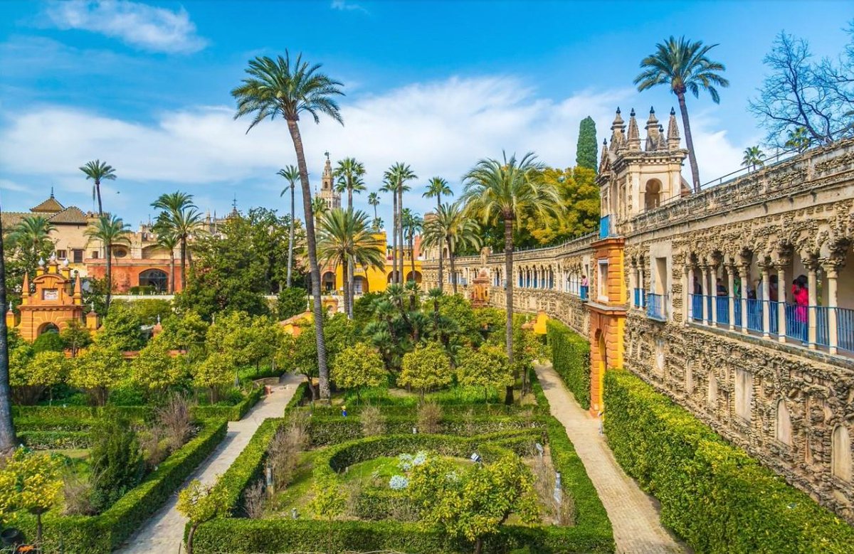 🎬 Indiana Jones, Star Wars, Game of Thrones…
L’Andalousie a servi de décor à des films et séries mythiques. Paysages spectaculaires, monuments historiques et déserts emblématiques font de la région un plateau de tournage international où cinéma, culture et histoire se