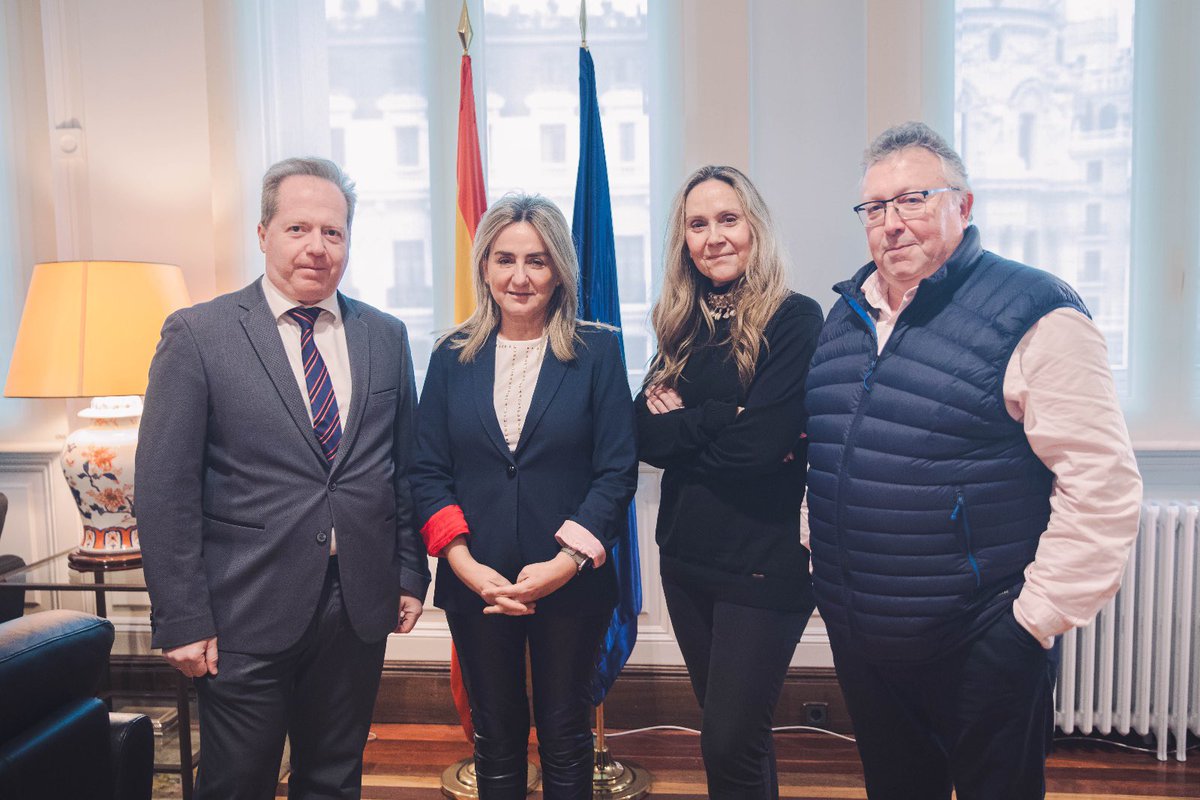 En su agenda de este jueves, la ministra <a href="/milagrostolon/">Milagros Tolón</a> ha recibido a <a href="/ceapa_oficial/">CEAPA</a> y <a href="/concapa_es/">Concapa</a>.

La ministra les ha transmitido a las dos organizaciones su voluntad de diálogo permanente y consenso para avanzar en la mejora del sistema educativo educacionfpydeportes.gob.es/prensa/fotonot…