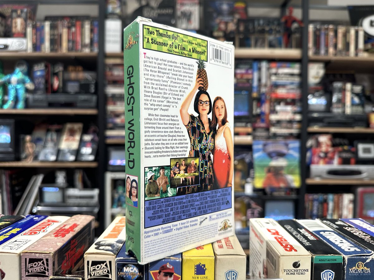 Lipit_Ischtar's tweet photo. LIPIT VIDEO「本日のかなり気になる一本」は、ジョン・マルコヴィッチ製作、ソーラ・バーチ、スカーレット・ヨハンソン主演、映画「ゴーストワールド」の輸入盤VHSビデオテープになります。
パッケージデザイン2種うち、こちらはファースト・デザイン。レアな一品となります♪オンラインショップUP済！ https://t.co/xekyRnVXlK