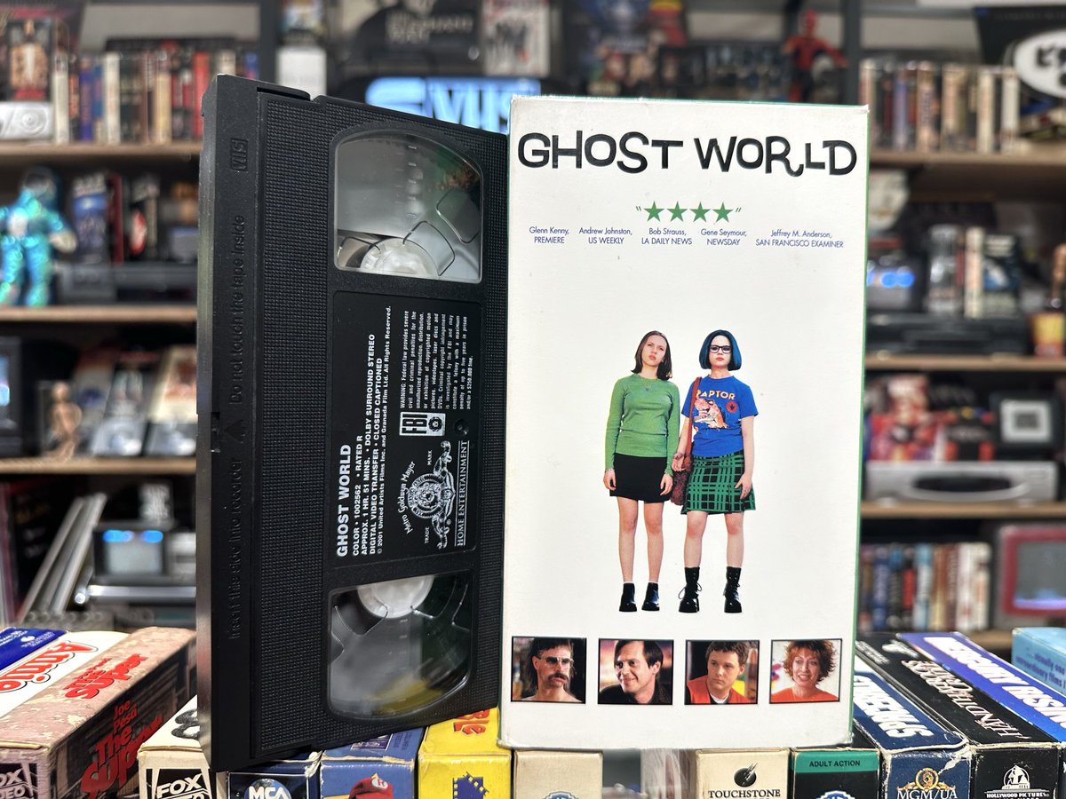 Lipit_Ischtar's tweet photo. LIPIT VIDEO「本日のかなり気になる一本」は、ジョン・マルコヴィッチ製作、ソーラ・バーチ、スカーレット・ヨハンソン主演、映画「ゴーストワールド」の輸入盤VHSビデオテープになります。
パッケージデザイン2種うち、こちらはファースト・デザイン。レアな一品となります♪オンラインショップUP済！ https://t.co/xekyRnVXlK