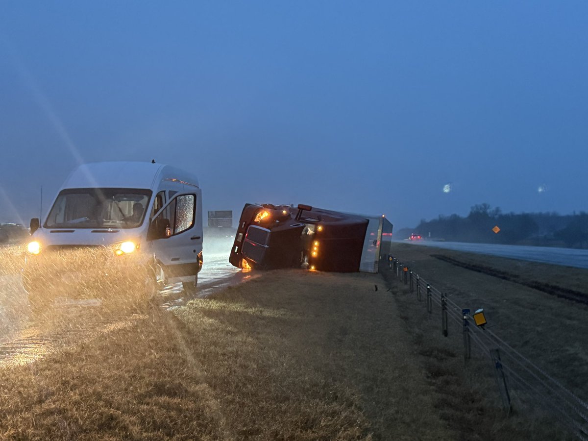 MesoMax919's tweet image. Tornado crossed I 35 near Purcell. Semi flipped (driver ok) and I can see some minor damage in town. #okwx @NWSNorman