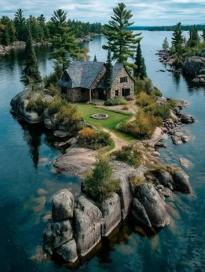 naturalbeautyi7's tweet image. Would you live completely isolated here?#IslandLife #DreamEscape #OffGridLiving #NatureParadise