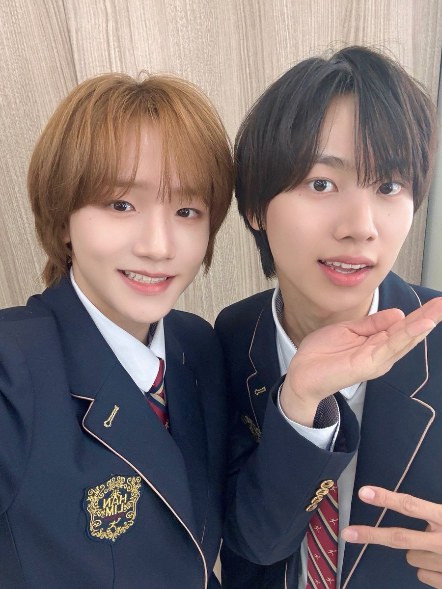 [🌠] #정세민_DID
성현이 형 졸업 축하해요!!!
제가 형을 봤을 때가 형이 고등학교 1학년에서 2학년 넘어갈 때였는데,
그때도 저한테 조언을 많이 해줬던 기억이 나요 ㅋㅋㅋㅋㅋ
그만큼 저한테 형은 정말 중요한 존재예요!!
이제 학교에서 형이랑 인사 못 한다는 게 너무 아쉽다....
우리 팀의