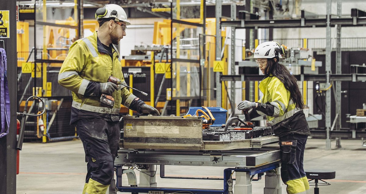 Autoretur's tweet photo. Rekordmål for batterigjenvinning! 
Autoretur har samlet inn hele 1 300 elbilbatterier (300 tonn) fra norske biloppsamlere. I samarbeid med Hydrovolt har vi sikret en gjenvinningsgrad på 99%.
Et stort løft for sirkulærøkonomien og sikkerheten!
https://t.co/feX4U9hBPr https://t.co/0zKyfEAX9E