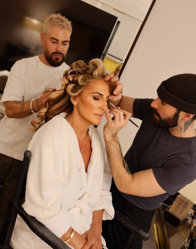MarianaDr52953's tweet photo. Behind the scenes before the glow ✨ Glam in progress.
#GlamTime #BehindTheScenes #MakeupMagic #HairAndMakeup
#GlamSquad #GlowUp #BeautyInProgress #StyledToPerfection https://t.co/vqBTTb6bcz