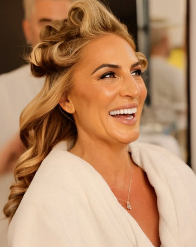MarianaDr52953's tweet photo. Behind the scenes before the glow ✨ Glam in progress.
#GlamTime #BehindTheScenes #MakeupMagic #HairAndMakeup
#GlamSquad #GlowUp #BeautyInProgress #StyledToPerfection https://t.co/vqBTTb6bcz
