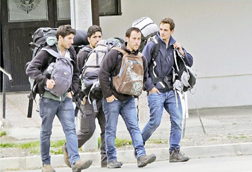 SpacePeronista2's tweet image. No son turistas. Son soldados de 🇮🇱 en ropaje civil haciendo patrullas y señalando en sus GPS los puntos de paso cordilleranos. A veces se hospedaron en el hostel "Onda Azul" en la zona del Lago Puelo, Provincia de Chubut. Estos son los hijos de mil PUT4 que hacen los incendios.