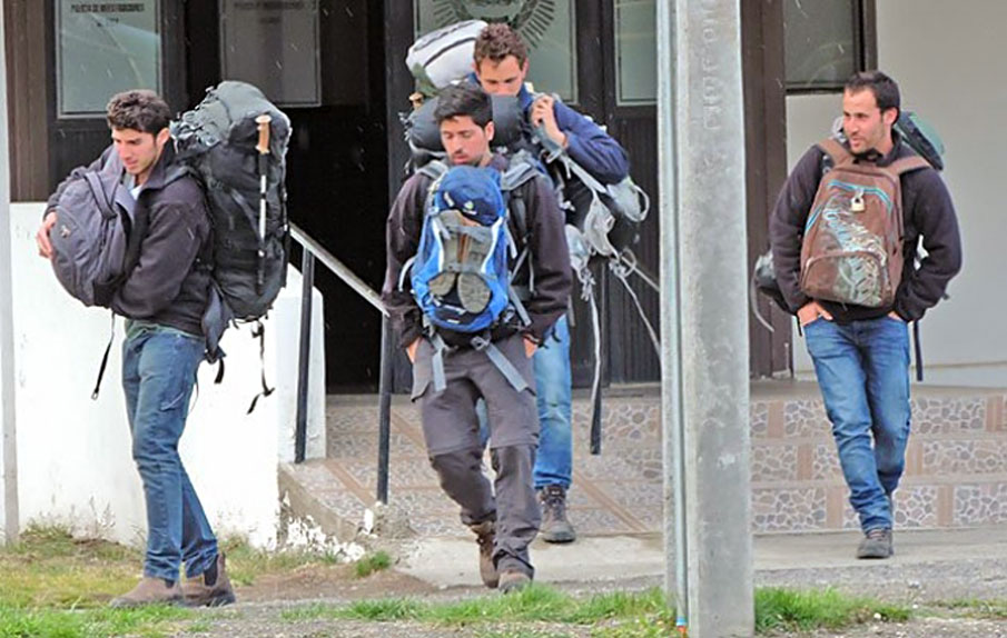 SpacePeronista2's tweet image. No son turistas. Son soldados de 🇮🇱 en ropaje civil haciendo patrullas y señalando en sus GPS los puntos de paso cordilleranos. A veces se hospedaron en el hostel "Onda Azul" en la zona del Lago Puelo, Provincia de Chubut. Estos son los hijos de mil PUT4 que hacen los incendios.