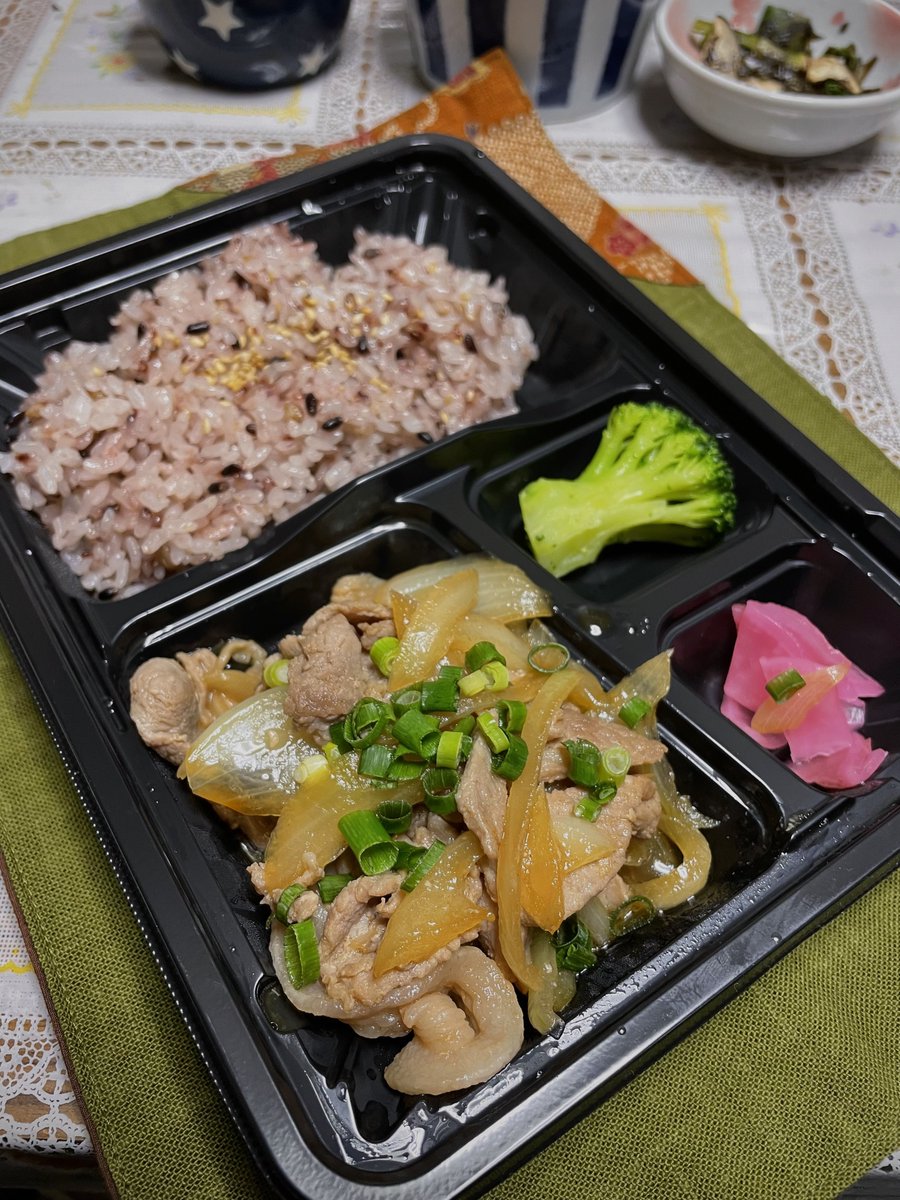 Yasukazun's tweet image. 噛みごたえ、肉感、略して「#肉ごたえ」（略になってない的な。。）

とにかく断トツ旨っ！の
豚しょうが焼き弁当。@okomehirobaudai 

で、、
12日月曜㊗️は
下北沢BIGMOUTHで演奏致します。💧