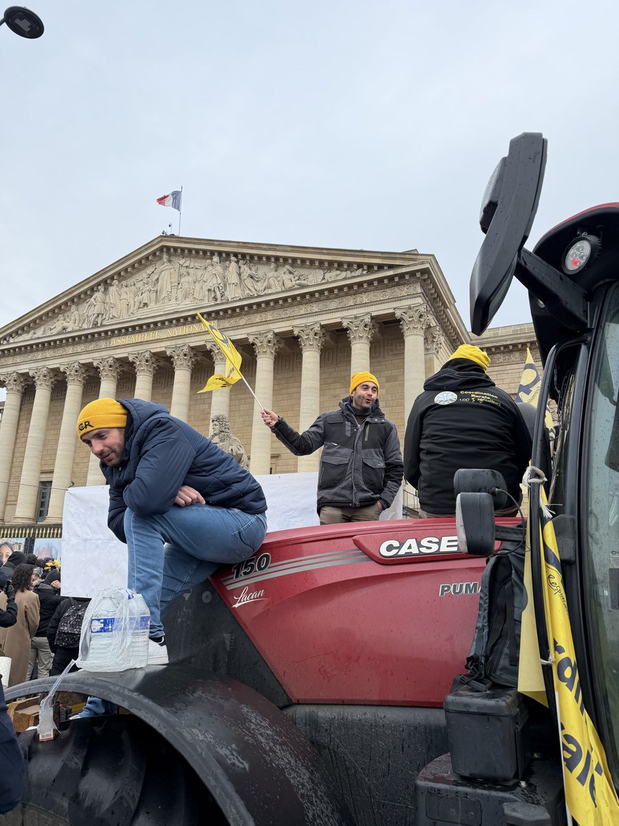 Il faut combien de suicides, combien de fermetures d’exploitations, pour que le sort de notre agriculture soit enfin mise au centre des débats ? Quand il y aura dix milliards d’êtres humains sur la planète, que l’alimentation sera un enjeu aussi vital que le sont aujourd’hui les