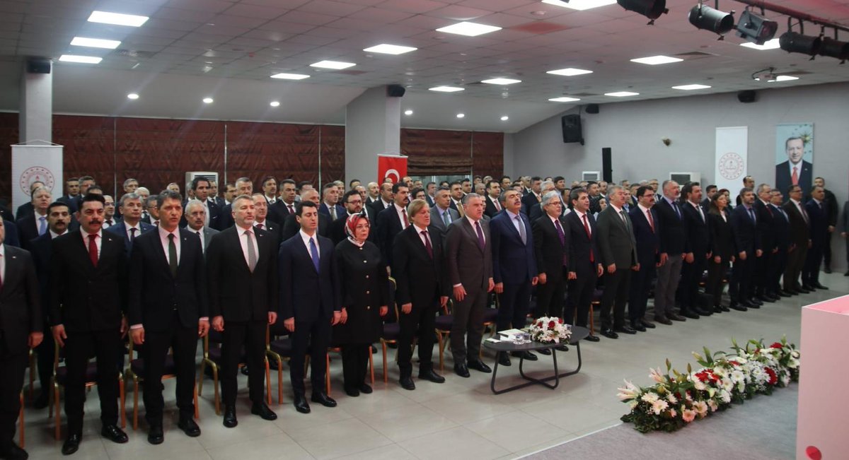 antalyamem07's tweet photo. 📍Antalya – Falez Mesleki ve Teknik Anadolu Lisesi

81 ilimizden gelen İl Millî Eğitim Müdürlerimizin katılımıyla İl Millî Eğitim Müdürleri Toplantısı Antalya’da gerçekleştirildi. 🇹🇷

Millî Eğitim Bakanımız Sayın Yusuf Tekin ve Gençlik ve Spor Bakanımız Sayın Osman Aşkın Bak’ın teşrifleriyle; bakanlık yöneticilerimizin ve il millî eğitim müdürlerimizin katıldığı toplantıda, sporun eğitimdeki stratejik rolü ile ortak projeler kapsamlı şekilde değerlendirildi.

@tcmeb @Yusuf__Tekin @gencliksporbak @OA_BAK @Mehmetyasineris @AntalyaValilik