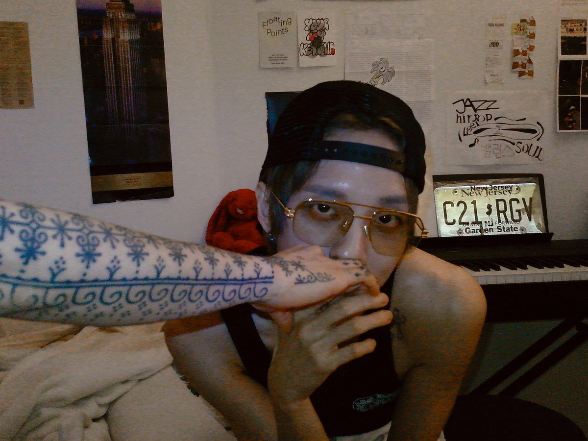 HOLLAND_vvv's tweet image. sometimes i feel attracted to girls too