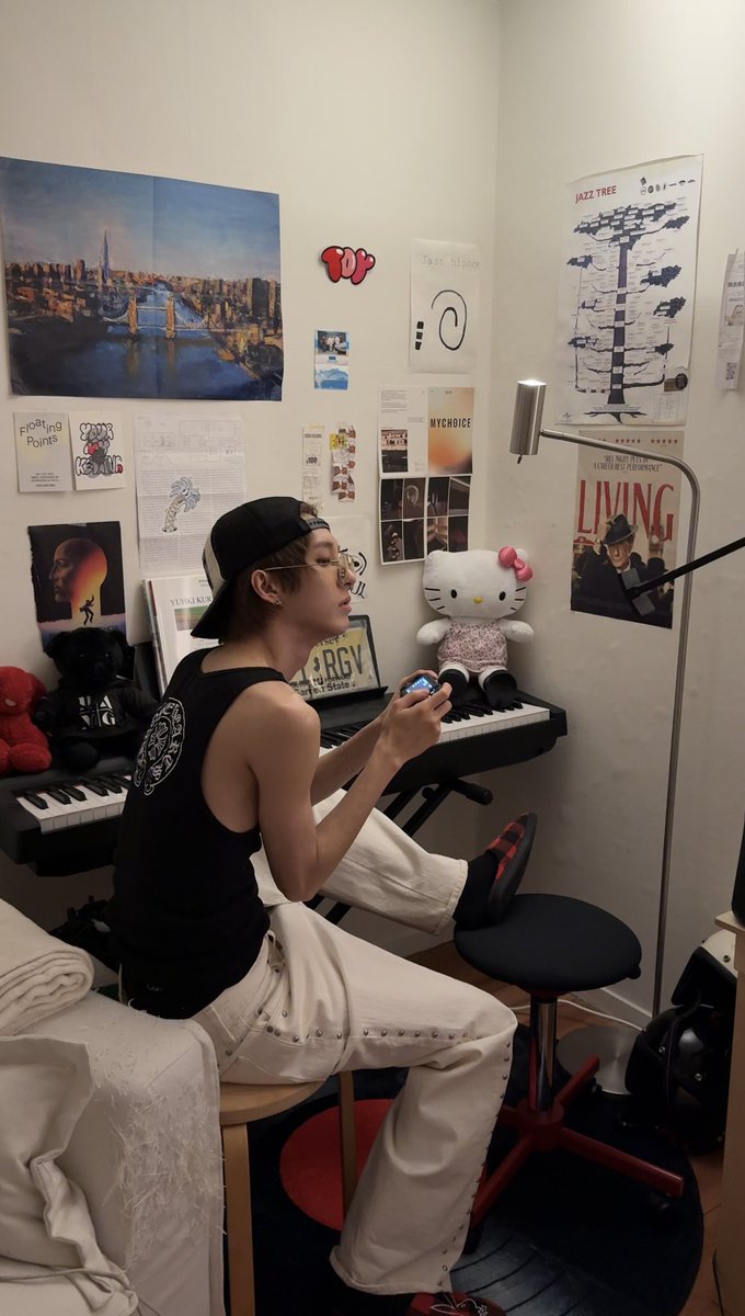 HOLLAND_vvv's tweet image. sometimes i feel attracted to girls too