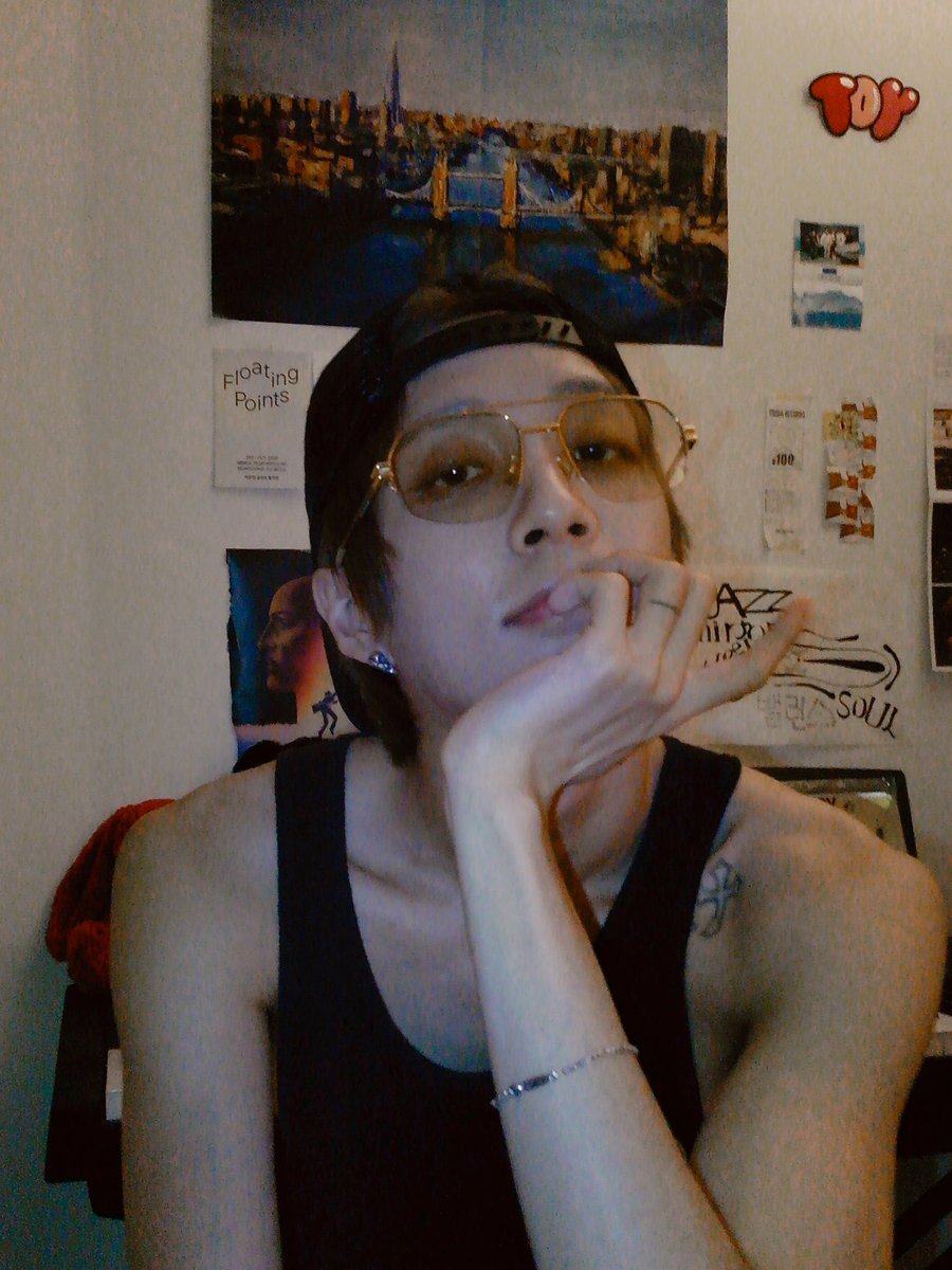 HOLLAND_vvv's tweet image. sometimes i feel attracted to girls too