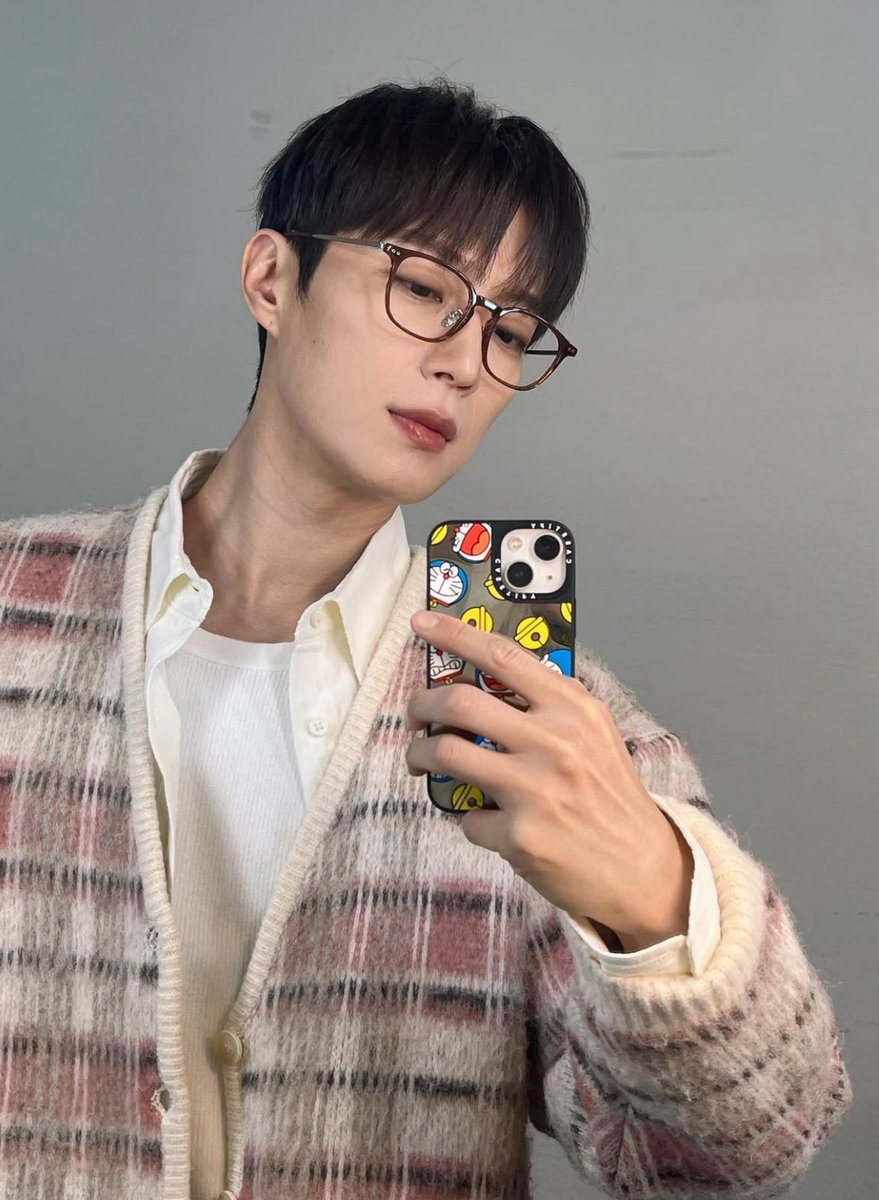 Highlight_DR's tweet image. 제발 안경 정보 아는사람 없을까요,,