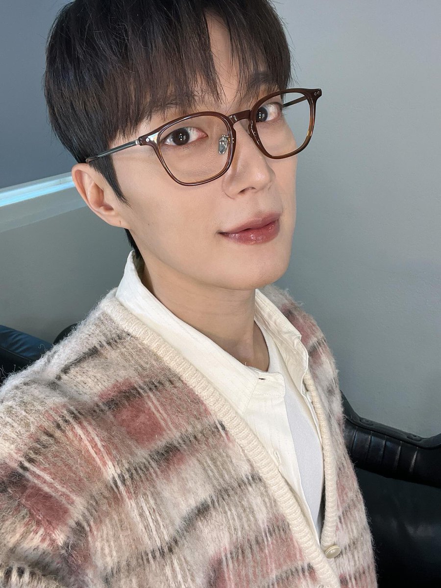 Highlight_DR's tweet image. 제발 안경 정보 아는사람 없을까요,,