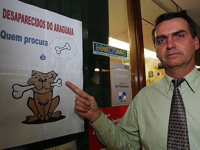 "Pela memória do coronel Carlos Alberto Brilhante Ustra, o pavor de Dilma" 
“Espero que o mandato dela acabe hoje, infartada ou com câncer, ou de qualquer maneira”
"Vamos fuzilar a petralhada aqui do Acre" 
"Eu sou favorável à tortura" 

É desse cara que querem q eu tenha pena.