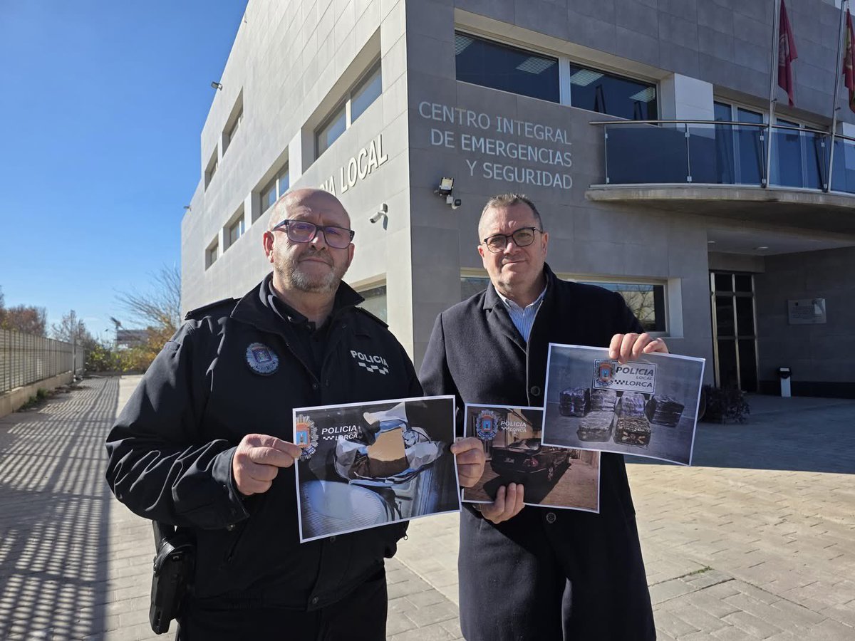 🚔🚨 3 detenidos y +5 kg de hachís intervenidos en Lorca 🚓🌿

👮‍♂️👮‍♀️ La Policía Local de Lorca detuvo anoche a 3 personas ⚖️🚫
🏃‍♂️💼 Huida a pie y bolsa arrojada
📦🌿 Intervenidos 5,06 kg (50 placas)
🚗❌ Vehículo retirado
⚖️ Detenidos y droga a disposición judicial