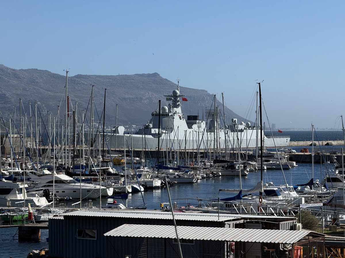 WarshipCam's tweet image. PLA Navy Type 903A Fuchi II-class replenishment ship Tai Lake (889) and Type 052D Luyang II-class destroyer Tangshan (122) arriving at Simon's Town, South Africa - January 8, 2026     SRC: X-@prieurdp