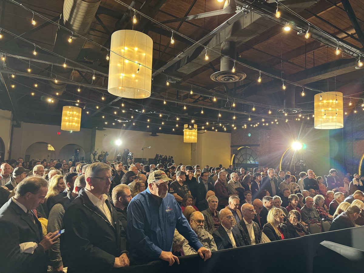 theresagavarone's tweet image. Vivek Ramaswamy announced Senate President @Rob_McColley as his pick for Lt. Governor last night to a packed house in Cleveland!! There is so much excitement around this ticket and their vision for our great state!!