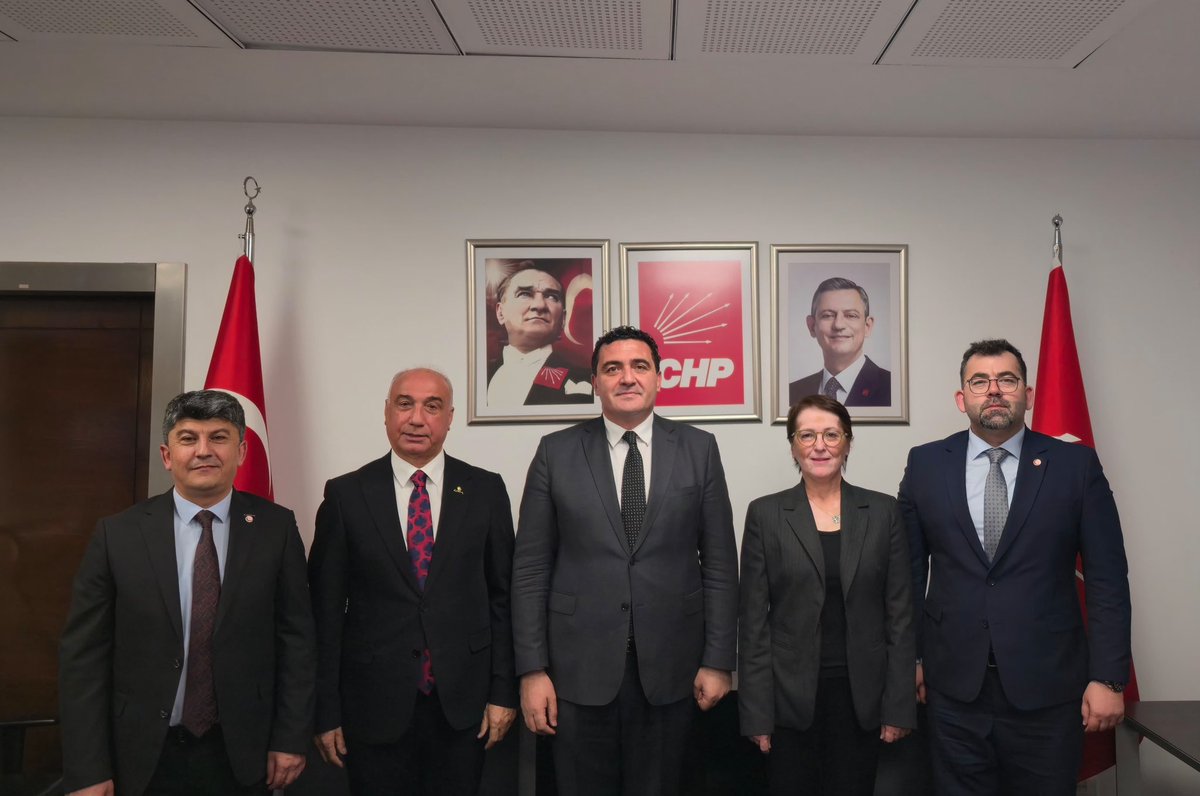 Genel Sağlık-İş Sendikası Genel Başkanı Derya Uğur, Birleşik Kamu-İş Konfederasyonu önceki Genel Başkanı Hasan Kütük ve değerli Yönetim Kurulu Üyelerini Genel Merkezimizde ağırladık.

Çalışma hayatının güncel başlıklarını, emek mücadelesinin yol haritasını ve ortak