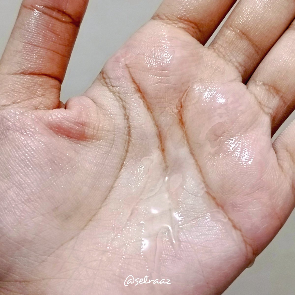 selraaz's tweet photo. MAU SHARE TIPS

Kalau masalahnya kulit yg super duper kering + kejar target kulit lembab, coba sering pakai body oil. Body oil > body lotion 

WAJIB setelah mandi sambil dipijit https://t.co/XSyCIdCQRE