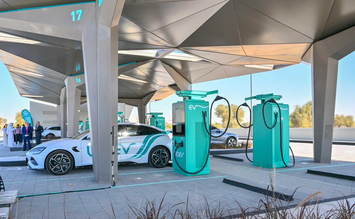 AAjman's tweet image. افتتحنا اليوم أول محطة شحن متكاملة للمركبات الكهربائية في عجمان والأولى من نوعها في الإمارات الشمالية، والتي تُعدّ أحدث مشاريع شركة الإمارات لمحطات شحن المركبات الكهربائية ‘UAEV’، وتمتاز بقدرتها على شحن 20 مركبة في آنٍ واحد وتحتوي على أسرع شاحن فائق السرعة في المنطقة، بما يعزز…