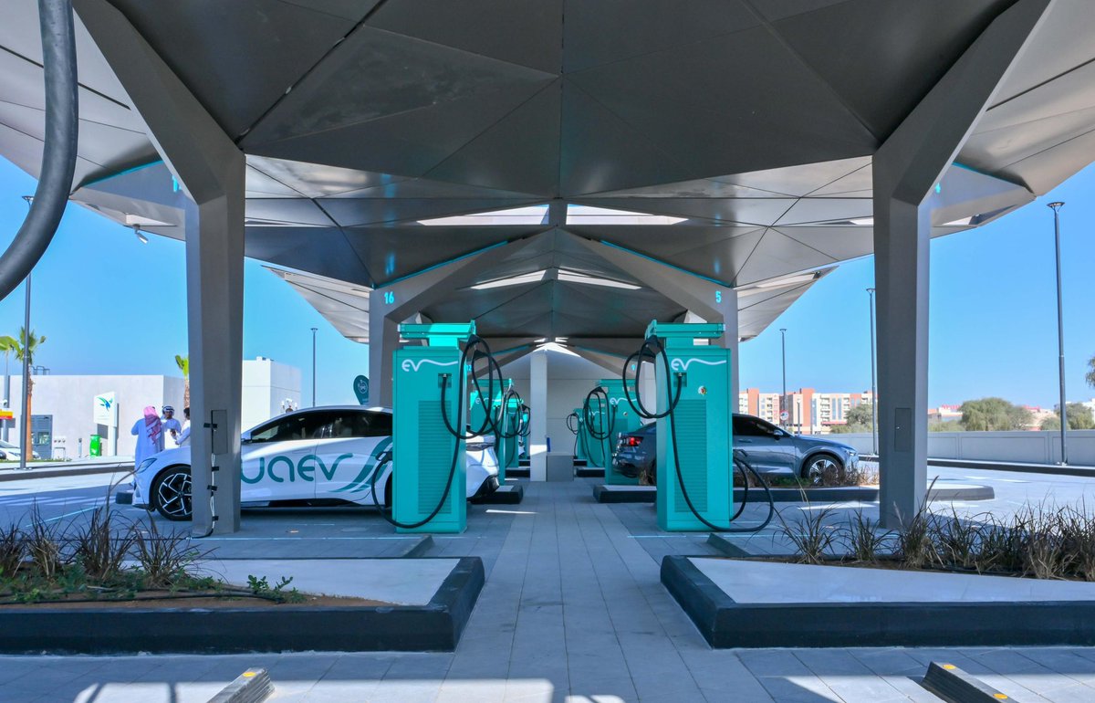 AAjman's tweet image. افتتحنا اليوم أول محطة شحن متكاملة للمركبات الكهربائية في عجمان والأولى من نوعها في الإمارات الشمالية، والتي تُعدّ أحدث مشاريع شركة الإمارات لمحطات شحن المركبات الكهربائية ‘UAEV’، وتمتاز بقدرتها على شحن 20 مركبة في آنٍ واحد وتحتوي على أسرع شاحن فائق السرعة في المنطقة، بما يعزز…