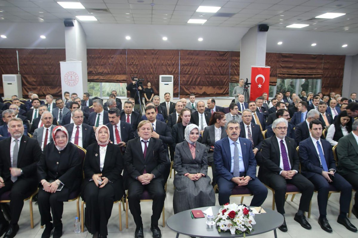 antalyamem07's tweet photo. 📍Antalya – Falez Mesleki ve Teknik Anadolu Lisesi

Evlatlarımızın geleceğini ve güçlü bir toplum yapısını inşa etme hedefiyle, 81 ilimizin İl Millî Eğitim Müdürlerinin katılımıyla İl Millî Eğitim Müdürleri Toplantısı Antalya’da gerçekleştirildi. 🇹🇷

Millî Eğitim Bakanımız Sayın Yusuf Tekin ile Aile ve Sosyal Hizmetler Bakanımız Sayın Mahinur Özdemir Göktaş’ın teşrifleri; bakanlık yöneticilerimizin ve il millî eğitim müdürlerimizin katılımlarıyla düzenlenen toplantıda, öğrencilerimizin zihinsel ve sosyal gelişimlerini destekleyecek politikalar, aile birliğini güçlendiren çalışmalar ve eğitim süreçlerinin etkinliği kapsamlı şekilde değerlendirildi.

@tcmeb @Yusuf__Tekin @tcailesosyal @MahinurOzdemir @Mehmetyasineris @AntalyaValilik