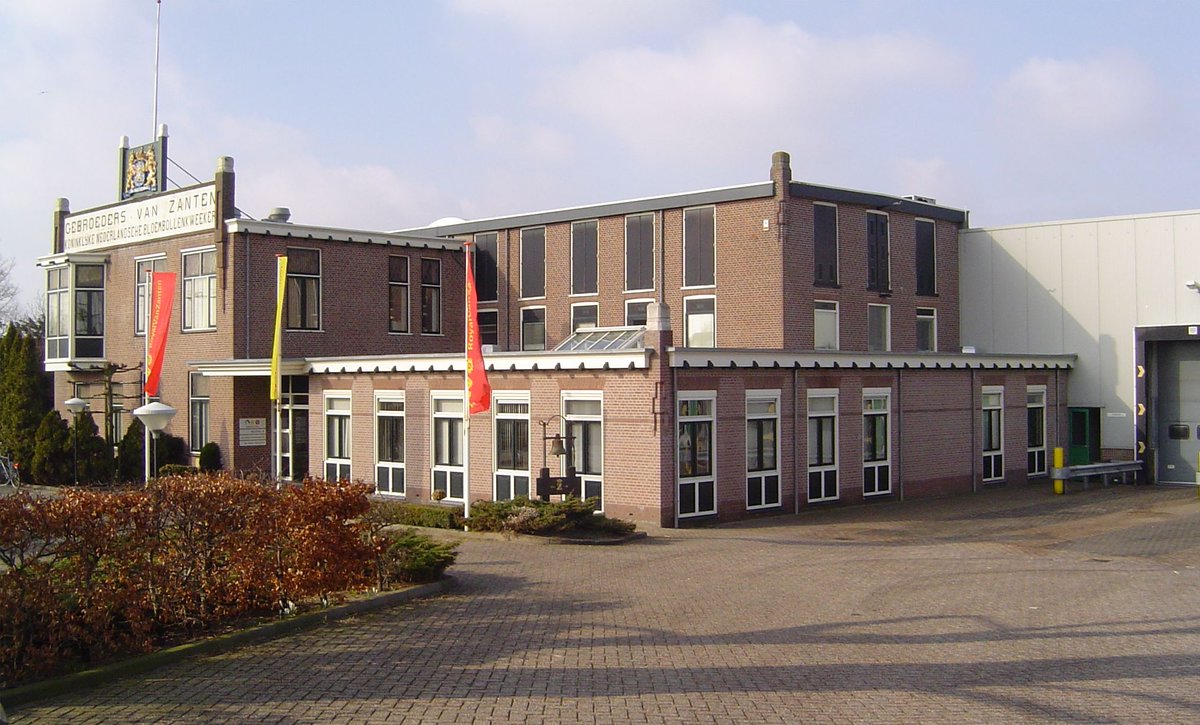 Bollenerfgoed's tweet photo. Het CultuurHistorisch Genootschap Duin- en Bollenstreek @Bollenerfgoed verzoekt de @gem_hillegom de historische gebouwen van bloembollenbedrijf Koninklijke Gebr. Van Zanten in Hillegom aan te wijzen als gemeentelijk monument https://t.co/owYqKbQ8DG https://t.co/tvmfrB4Bme