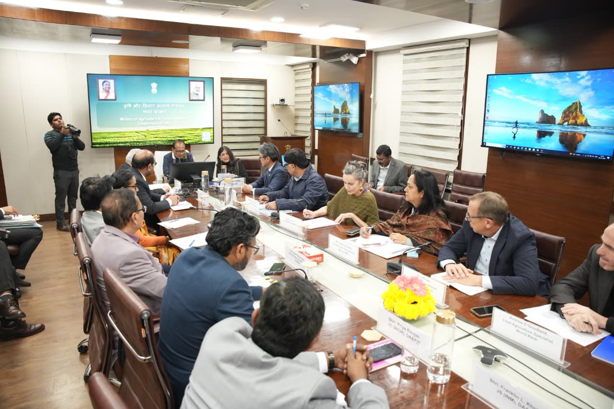 आज नई दिल्ली स्थित कृषि भवन में खेती-किसानी से जुड़े अनेक महत्वपूर्ण विषयों पर बहुपक्षीय संस्थानों के प्रतिनिधियों के साथ बैठक की।

इस दौरान भारतीय कृषि क्षेत्र को अधिक सुदृढ़ बनाने और उत्पादकता बढ़ाने के लिए अंतरराष्ट्रीय अनुभवों पर सार्थक चर्चा हुई।