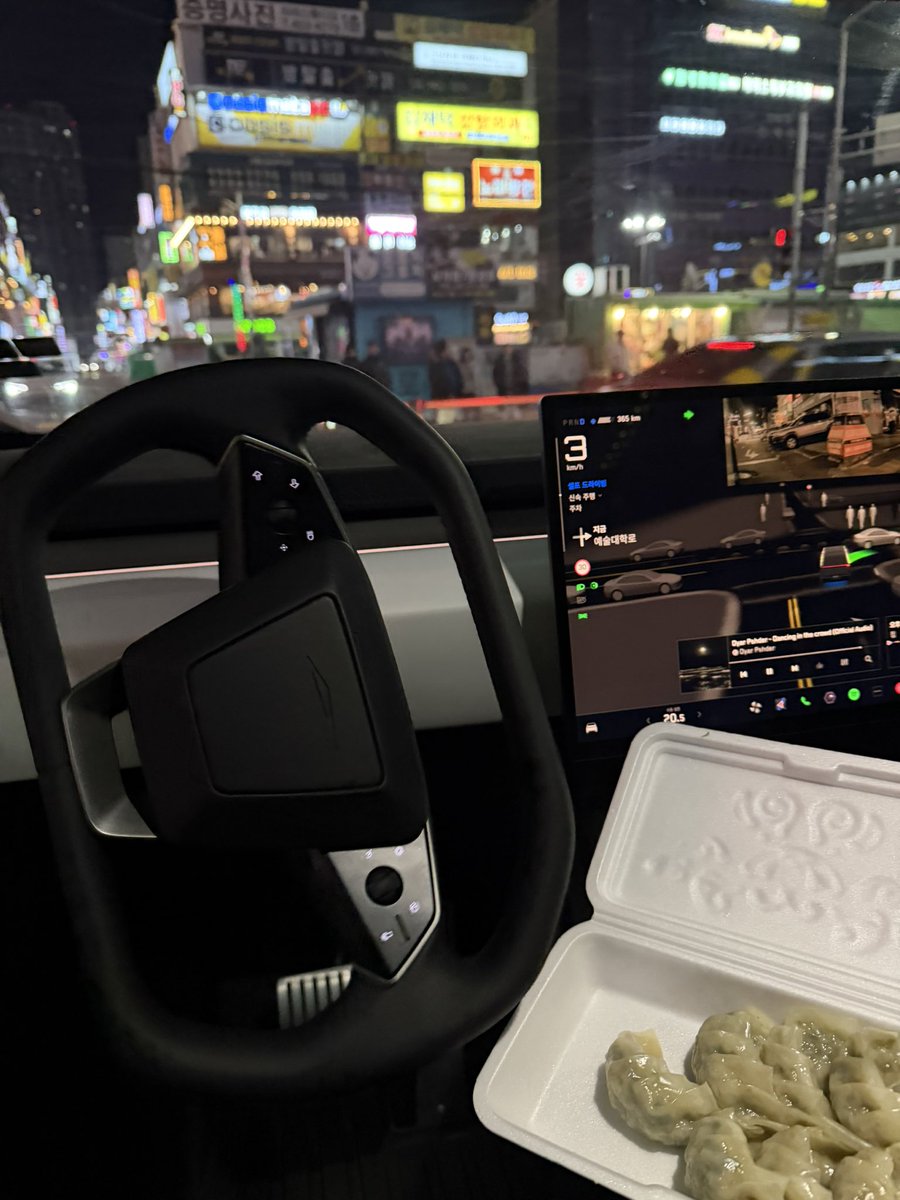 phindol00's tweet image. 퇴근합니다.  FSD시켜놓고
야식 만두먹으며 갑니다.

이젠 먹으며 퇴근도 가능