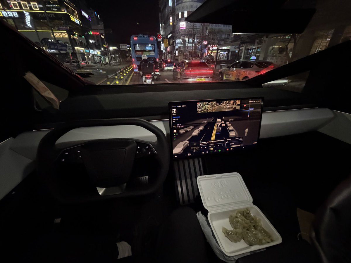 phindol00's tweet image. 퇴근합니다.  FSD시켜놓고
야식 만두먹으며 갑니다.

이젠 먹으며 퇴근도 가능