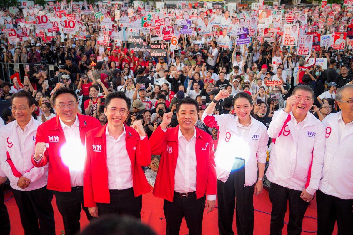 ผมขออธิบายเพิ่มเติมถึงสิ่งที่ผมได้ปราศรัยบนเวทีเรื่อง “คนไทยไร้จน” ในวันนี้นะครับ 

ตลอดระยะเวลาที่ผ่านมา ผมได้ลงพื้นที่พบปะพี่น้องประชาชน ทั้งในต่างจังหวัดและในพื้นที่กรุงเทพฯ อย่างคลองเตย ภาพสะท้อนที่ผมเห็นชัดเจนที่สุด คือ "ความเหลื่อมล้ำ" ที่ยังคงเกาะกินสังคมไทยครับ