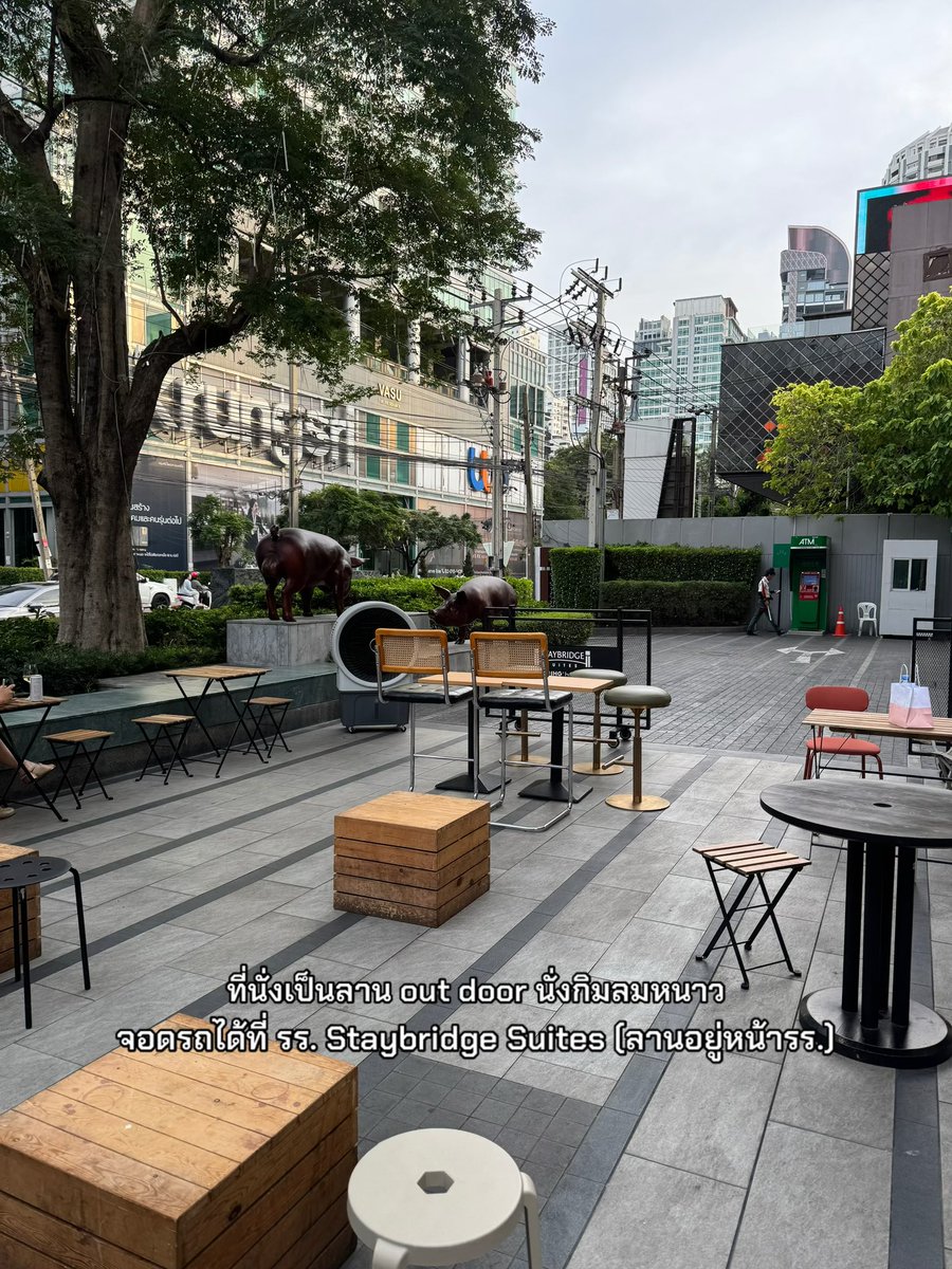 อากาศหนาวกลับมาแล้ว หาที่นั่งชิว นั่งคุย out door อยู่ไหม?
ขอเสนอร้าน Not from San Sebastian ลานหน้ารร. Staybridge Suites ติดซอยทองหล่อ เป็นลานนั่งที่สามารถซื้ออาหารจากหลายๆ ร้านมานั่งทานได้ บรรยากาศดีมาก

#Mimijakin #อร่อยไปแดก #อร่อย #ทองหล่อ <a href="/aroii/">@aroii บอกต่อ</a>