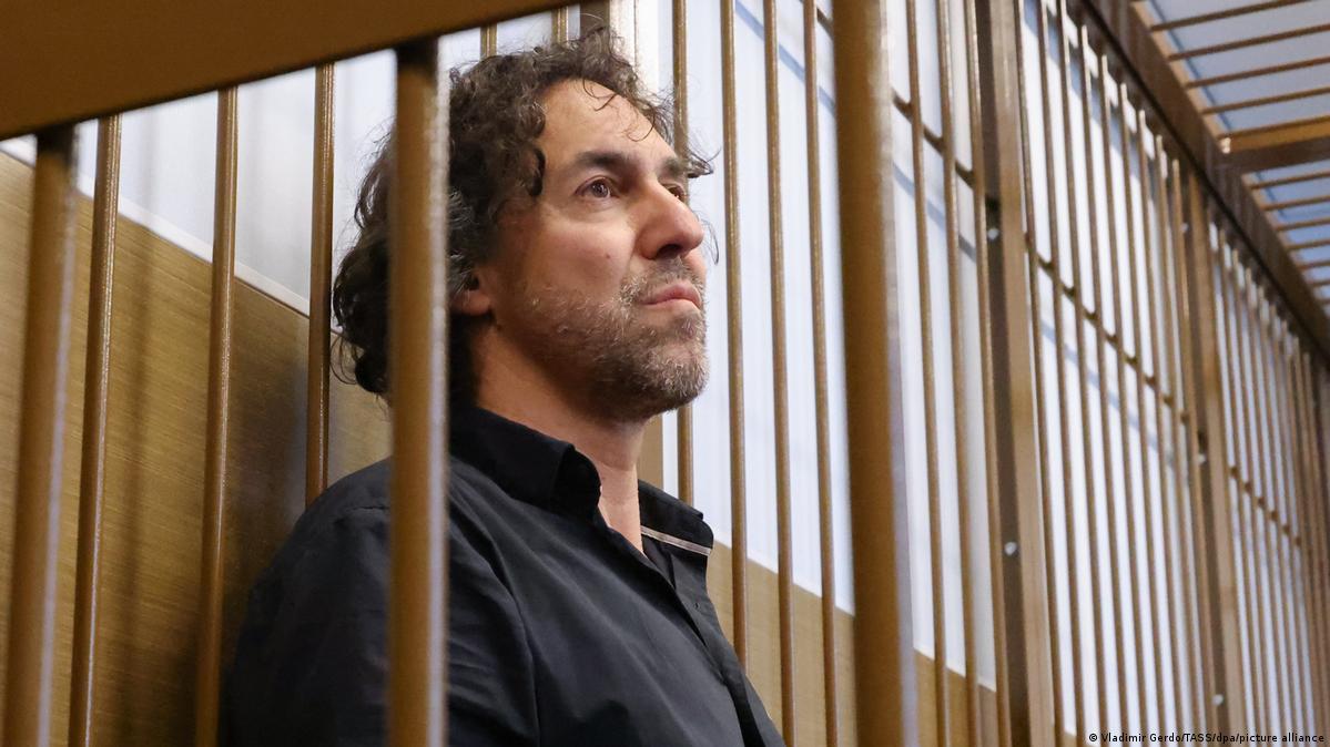 Француза Лорана Винатье обменяли на российского баскетболиста Даниила Касаткина. Винатье был задержан в РФ в июне 2024 года и обвинен в шпионаже. В октябре его приговорили к трем годам тюрьмы. Суд признал его виновным в том, что он собирал информацию о российских военных, не