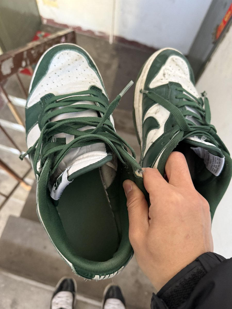 xiaoshun99822's tweet image. 同好发来的定位，立马去勘探，发现了44.5码的dunk，那味道够绝了，由于是老小区白天不方便，等晚上再来