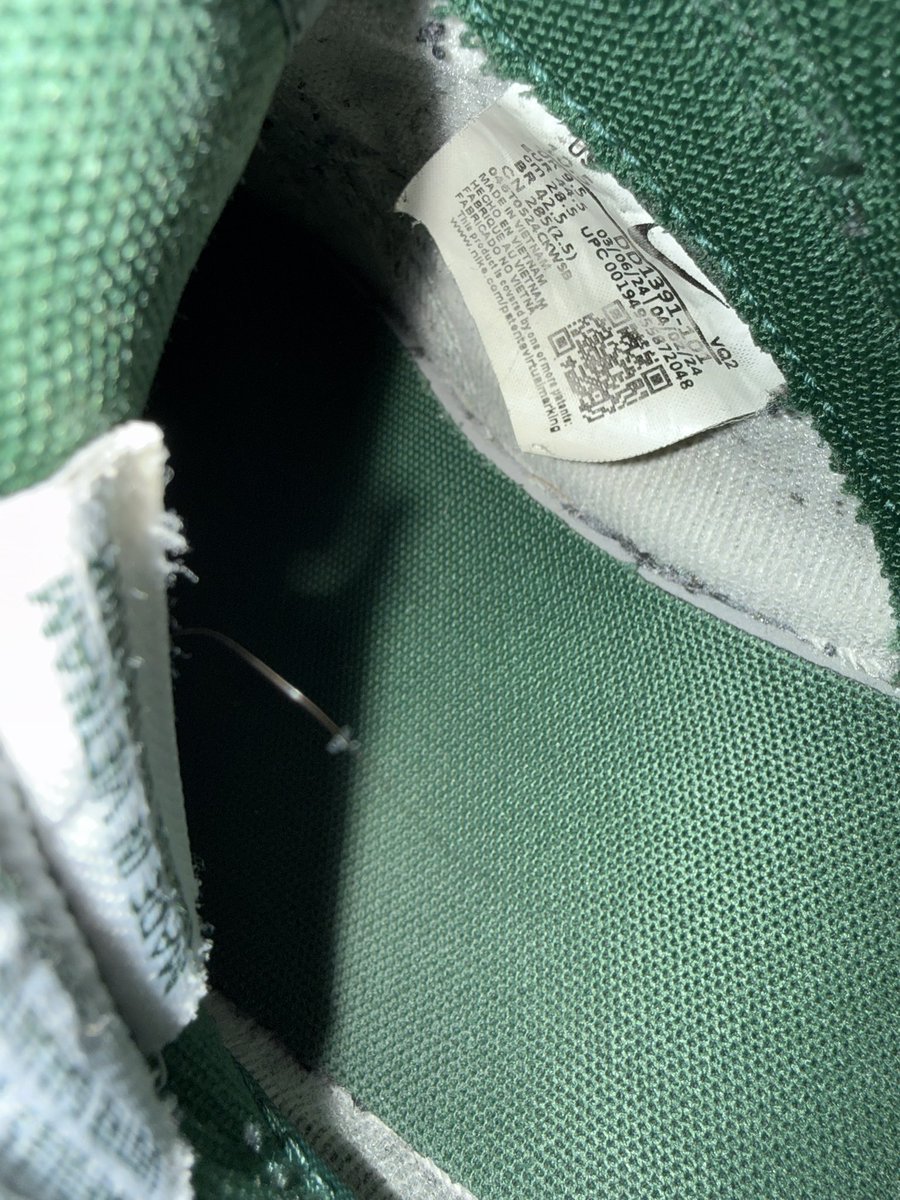 xiaoshun99822's tweet image. 同好发来的定位，立马去勘探，发现了44.5码的dunk，那味道够绝了，由于是老小区白天不方便，等晚上再来