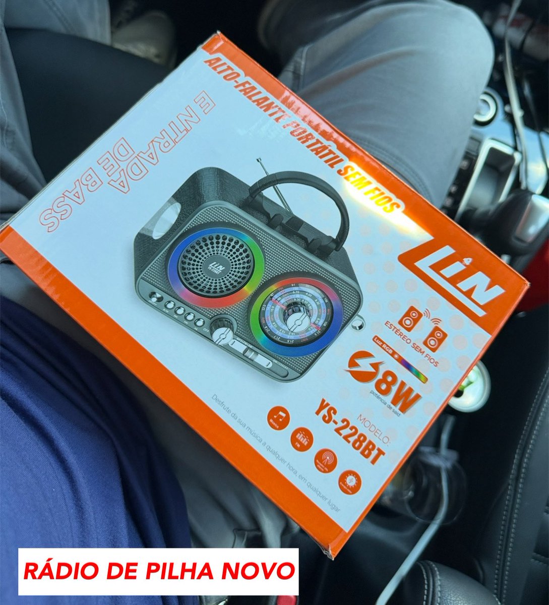 CarlosBolsonaro's tweet image. Hoje, quinta-feira, 8 de janeiro de 2026, visitei @jairbolsonaro , que segue preso de forma ilegal e desumana em uma sala insalubre e molhada de cerca de 8 metros quadrados, soluçando, agora tomando antidepressivos e utilizando aparelhos para apneia do sono, sem exercícios…